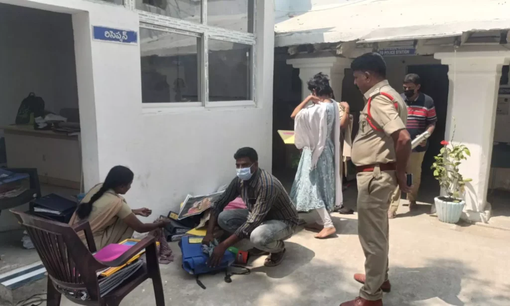 బోధన్ పోలీస్ స్టేషన్లలో ‘ప్రజాపాలన’ శుభ్రత కార్యక్రమం నిర్వహించారు.