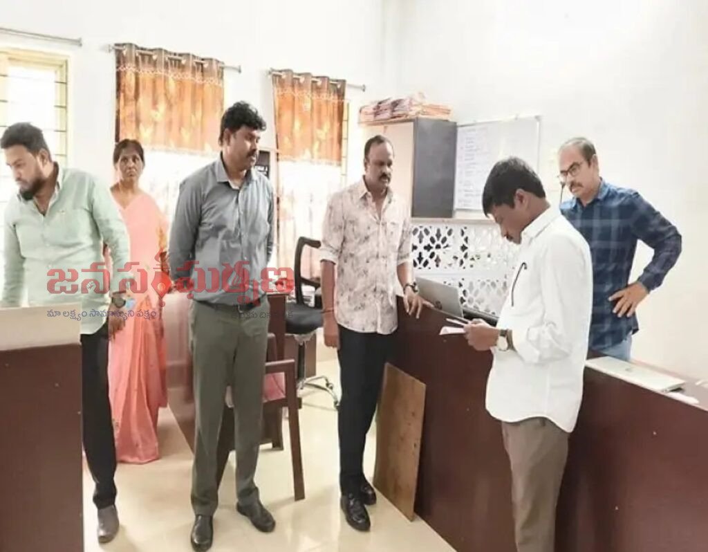 సత్తుపల్లి మున్సిపల్ ఆఫీస్‌లో ఏసీబీ మెరుపు దాడి