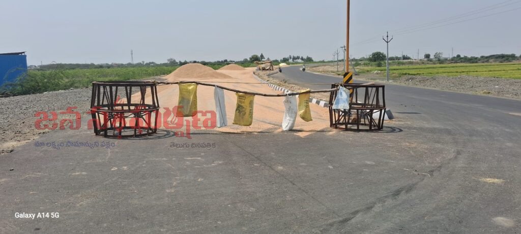 ఆచన్పల్లి హైవే పైన రోడ్డుకు ఒకవైపు బ్రాడ్ గేట్లు , కేజీలు పెట్టివేసి వారి ఆరబెడుతున్నారు.
