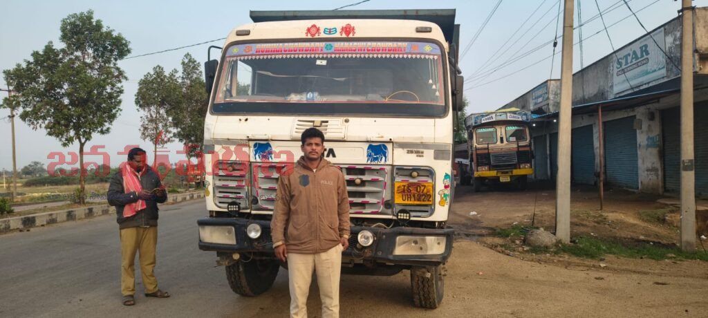 ఇసుక టిప్పర్లు పట్టివేత