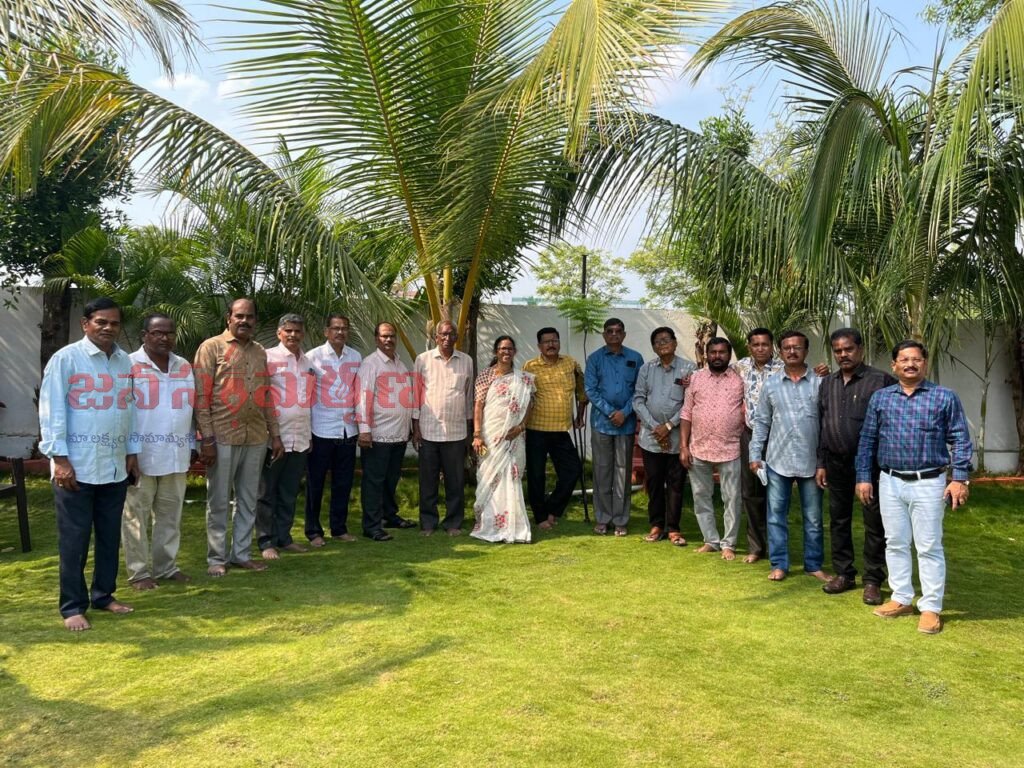 42 ఏండ్ల అనంతరం పూర్వ విద్యార్థుల ఆత్మీయకలయిక..