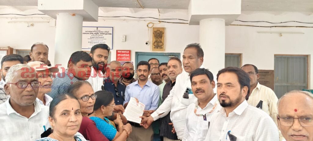 టిచర్ల్ ఫిట్మెంట్తో పిఆర్సి అమలు చేయాలి