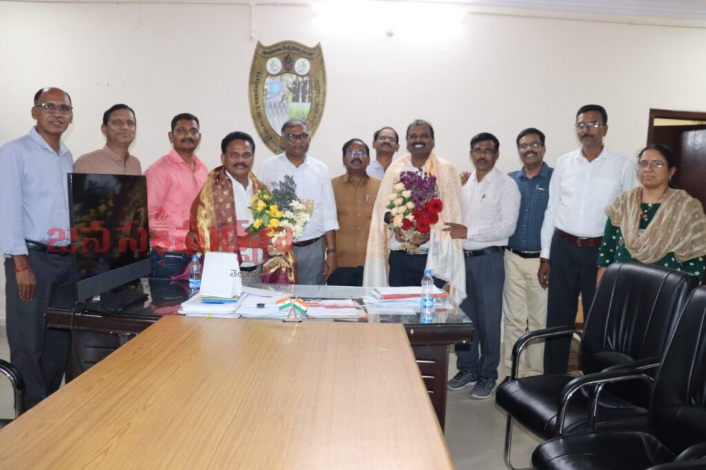 ప్రొఫెసర్ ఆంజనేయులు  డాక్టర్ సుధాకర్ గౌడ్ లను ఘనంగా సన్మానించారు.