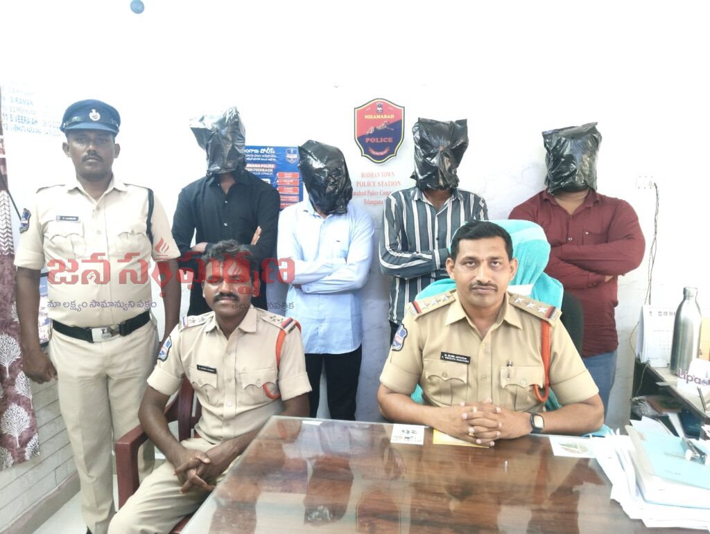 ఇసుక టిప్పర్లను అడ్డగించిన నలుగురు వ్యక్తులు అరెస్టు