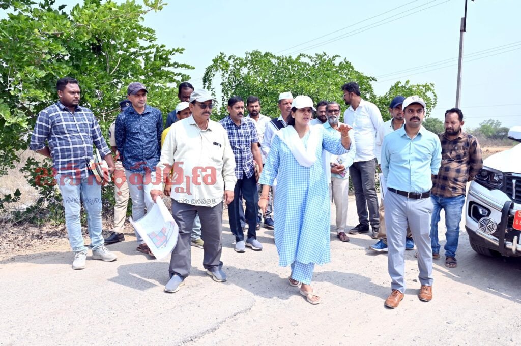 యంగ్ ఇండియా ఇంటిగ్రేటెడ్ రెసిడెన్షియల్ స్కూల్ స్థల పరిశీలన – జిల్లా కలెక్టర్