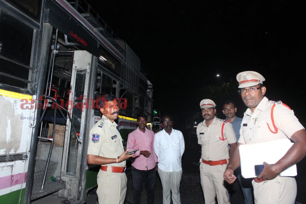 జక్రాన్ పల్లి మండల ఆర్గుల్ రోడ్డు ప్రమాదములో 13మందికి గాయాలు, ముగ్గురికి తీవ్రగాయాలు