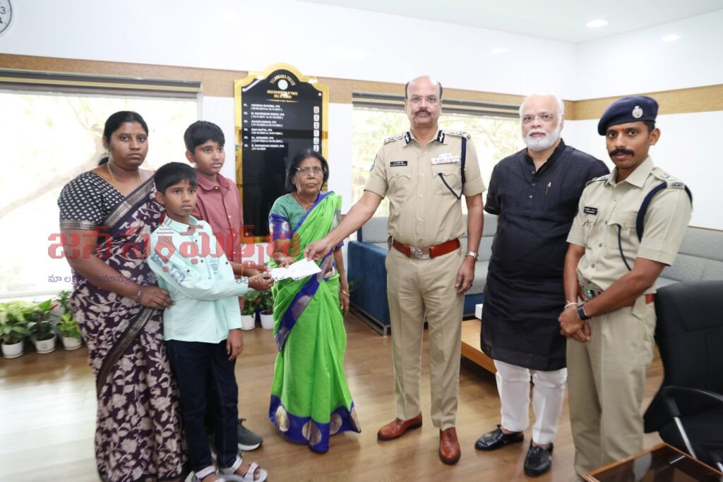 పోలీస్ అమరవీరల  పిల్లల చదువుల ఫీజు కోసం చెక్కు పంపిణీ