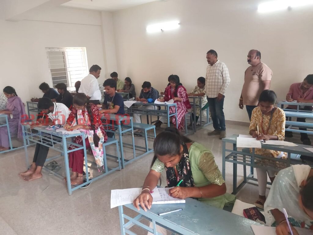 కొనసాగుతున్న డిగ్రీ పరీక్షలు