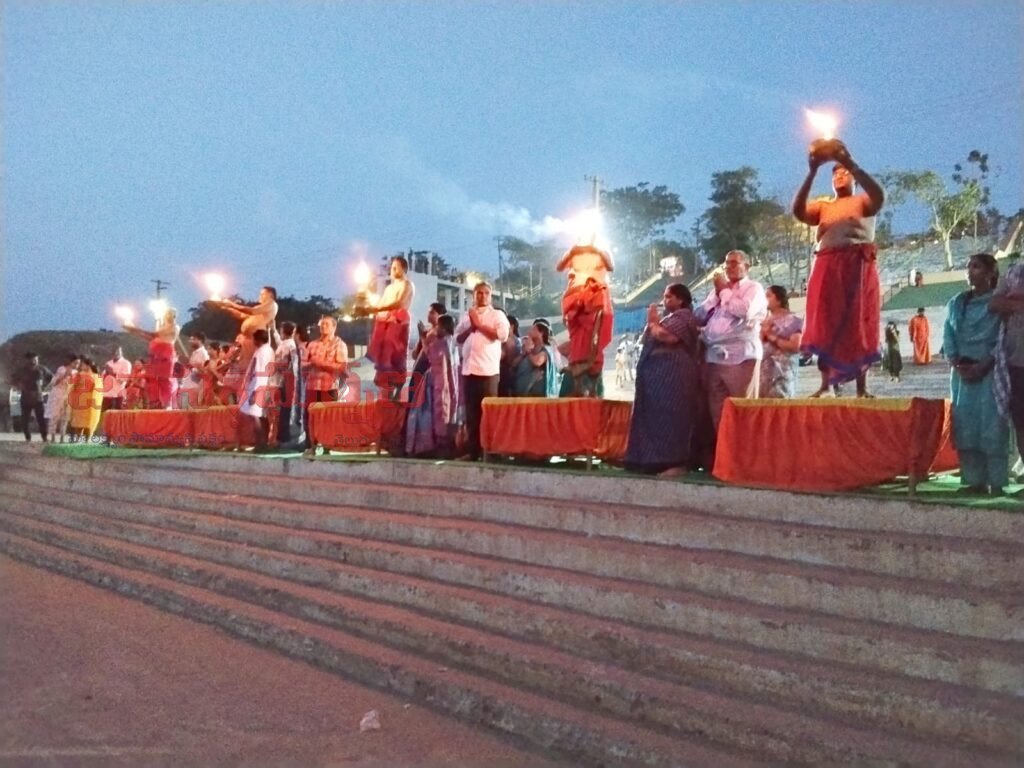 భద్రాద్రిలో వైభవంగా గోదావరి హారతి