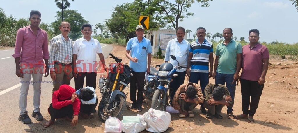 భద్రాచలంలో భారీగా గంజాయి పట్టివేత: ఇద్దరు బైక్‌లపై రవాణా చేస్తున్న నలుగురు ఖమ్మం యువకుల అరెస్ట్
