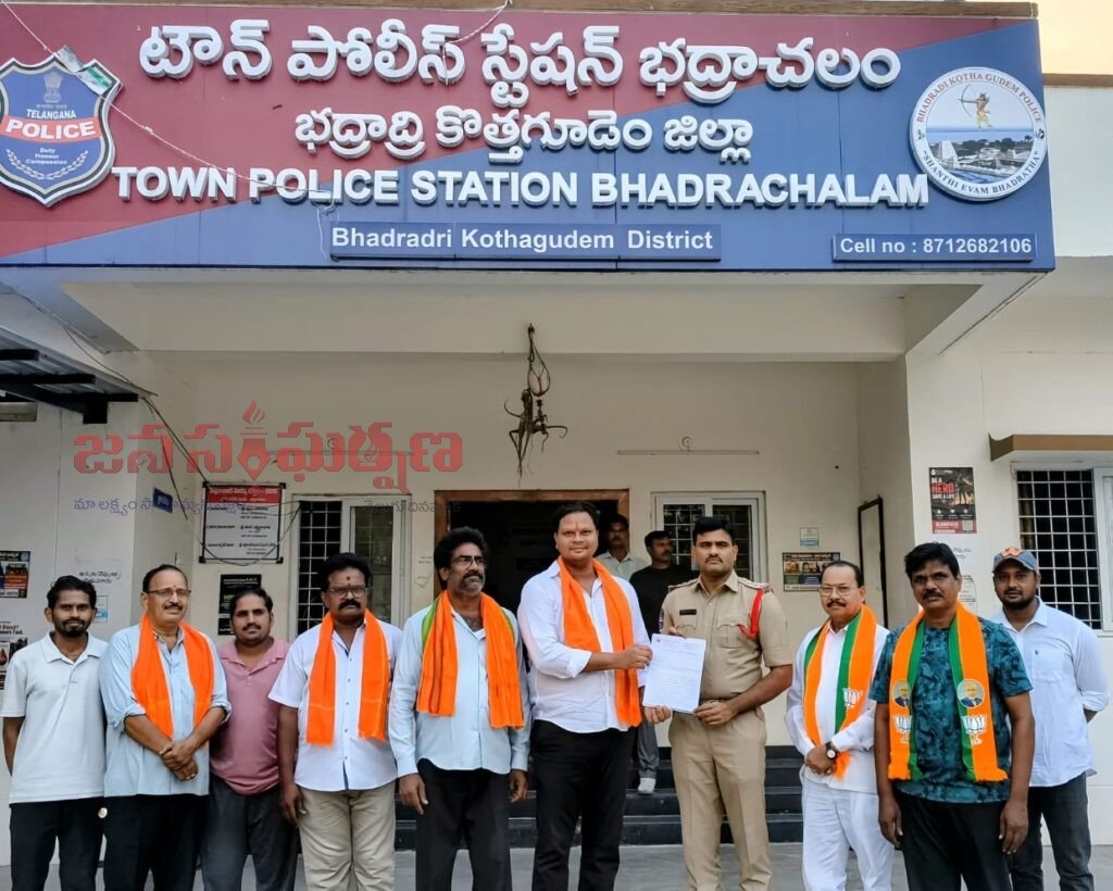 భద్రాచలంలో గోవధ నిరోధక చట్టాన్ని పటిష్టం చేయాలి: డీఎస్పీ, సీఐలకు కుంజా సంతోష్ వినతి