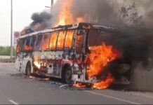 కరీంనగర్ టు హైదరాబాద్ ఎలక్ట్రిక్ బస్సు పూర్తిగా దగ్ధం.. పెట్రోల్ బంక్ సమీపంలో హైటెన్షన్ వైర్లు కట్