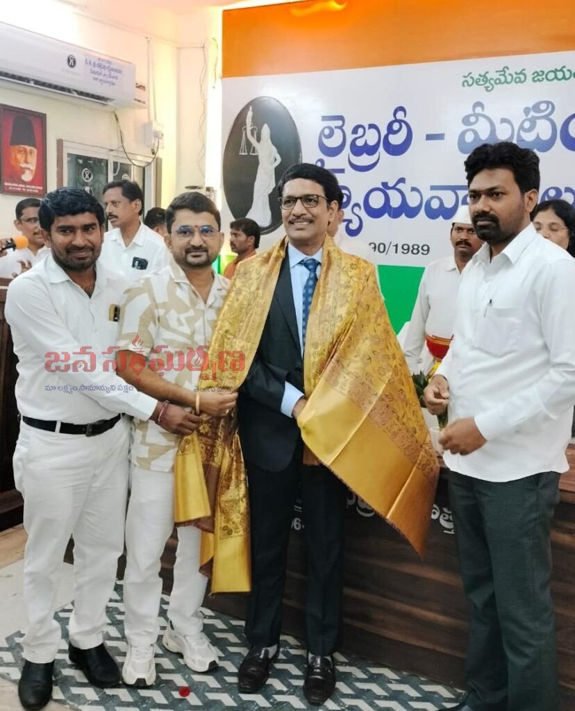 ఇల్లందు కోర్టుల సమస్యలపై హైకోర్టు జడ్జి జే. శ్రీనివాసరావుకు వినతిపత్రం సమర్పణ