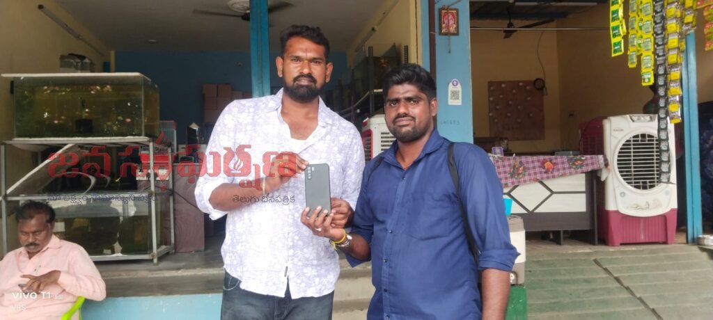 నిజాయితీ చాటుకున్న భద్రాచలం ఎంపీడీఓ ఆఫీస్ కంప్యూటర్ ఆపరేటర్ వినోద్