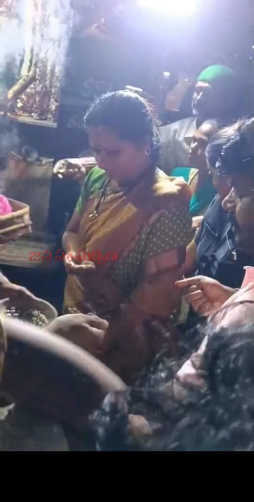 భక్తిశ్రద్ధలతో చిన్న మొహరం వేడుకలు.. పీరీల దీవెనలు తీసుకున్న కల్వకుంట్ల కవిత