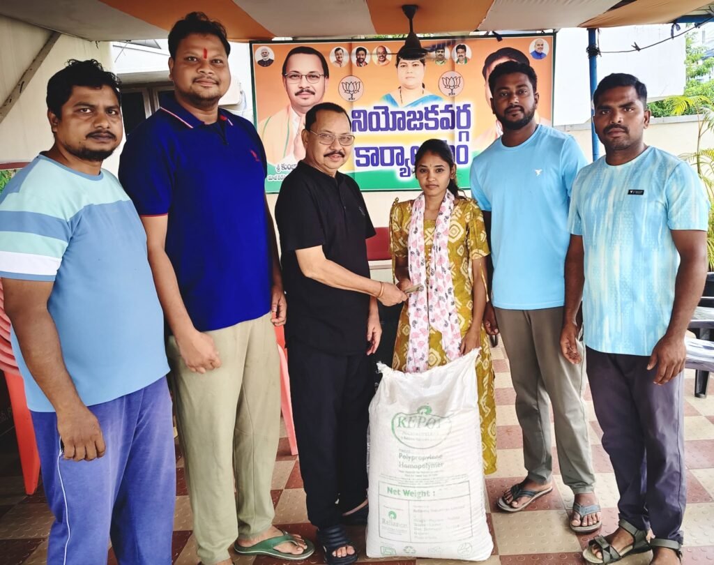కుంజా సత్యవతి సేవా ఫౌండేషన్ దాతృత్వం: బాధిత కుటుంబానికి ఆర్థిక, నిత్యావసర సరుకుల సాయం