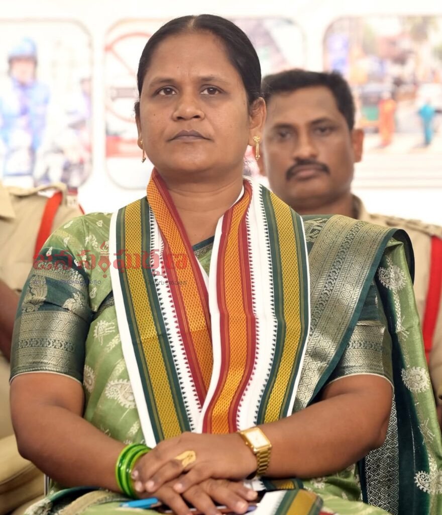 “చైర్‌పర్సన్ దొడ్డ కిరణ్ మిత్ర ఆదేశం: 2వ వార్డులో ముళ్లపొదల తొలగింపు”