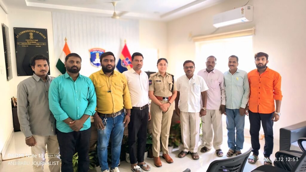 కూకట్‌పల్లి డీసీపీ రితిరాజ్‌ ను మర్యాదపూర్వకంగా కలిసిన టిడబ్ల్యూ జెఎఫ్ యూనియన్ నాయకులు