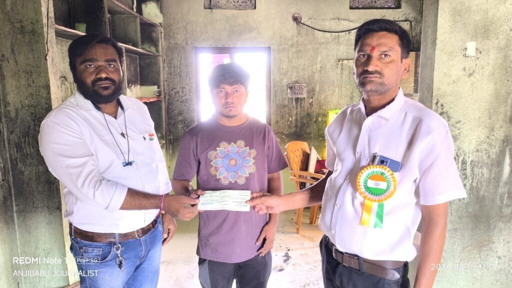 రిపోర్టర్ మనోహర్ ఇల్లు విద్యుత్ షార్ట్‌ సర్క్యూట్‌తో పూర్తిగా దగ్ధం