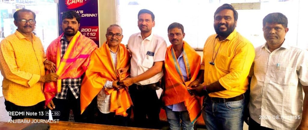ఫోటో గ్రాఫర్స్ దుర్గారావు, శ్రవణ్ కుమార్,నాగేశ్వరావులను శాలువాతో ఘనంగా సన్మానం చేసిన TWJF అధ్యక్షులు ఎర్ర యాకయ్య