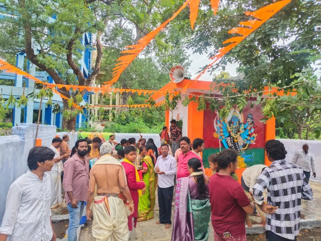 ఇల్లందులో ఆధ్యాత్మిక శోభ: డప్పు వాయిద్యాల నడుమ పోచమ్మ తల్లి బోనాల ఊరేగింపు