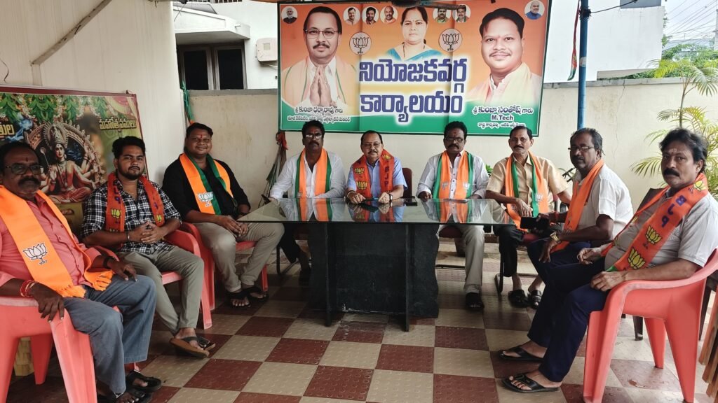 ఫీజు రీయింబర్స్‌మెంట్ దానం కాదు.. పేద విద్యార్థుల హక్కు: బీజేపీ రాష్ట్ర కార్యవర్గ సభ్యులు కుంజా ధర్మ
