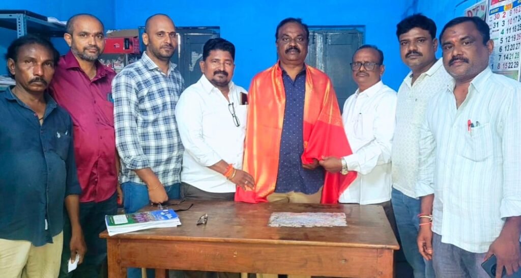 మహబూబాబాద్ నూతన ఎంఈవోగా బాధ్యతలు చేపట్టిన ఆరుద్ర వెంకటేశ్వర్లుకు ఆత్మీయ సత్కారం