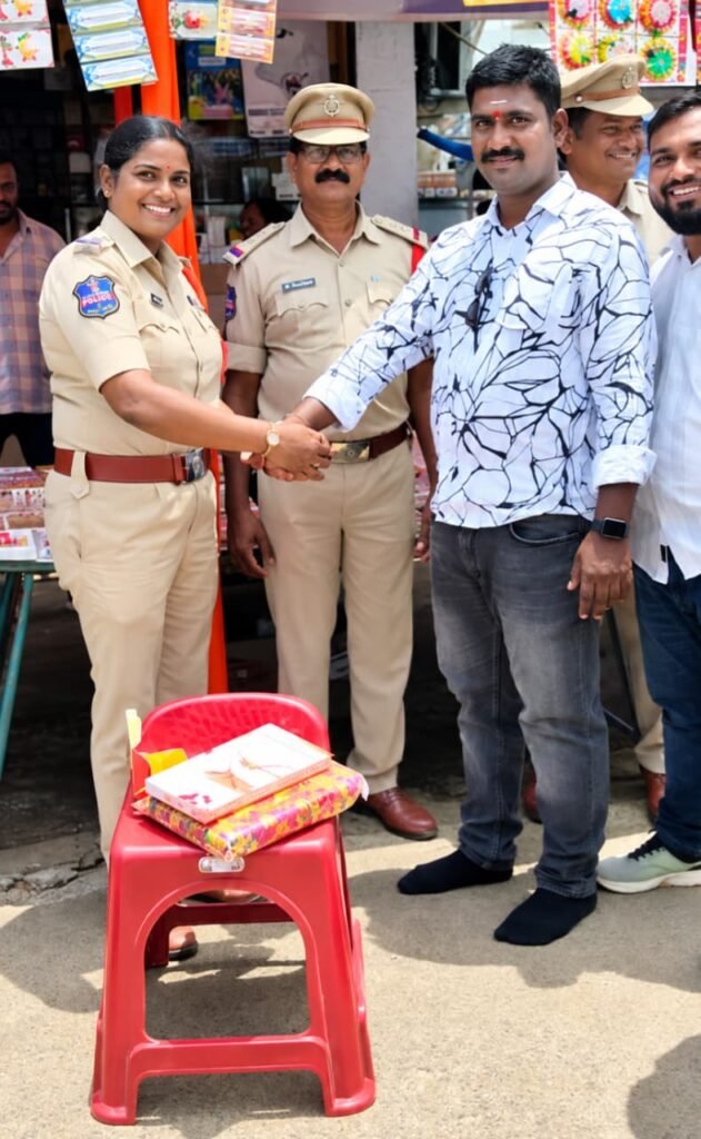 రాఖీ పౌర్ణమి వేళ ఆత్మీయ అనుబంధం: కొండి సాయికిరణ్‌కు స్వీట్ తినిపించి శుభాకాంక్షలు తెలిపిన రూరల్ సీఐ