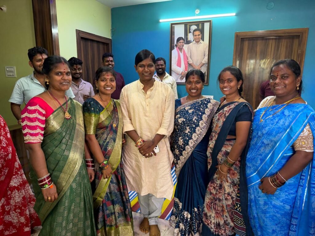 అక్కాచెల్లెళ్ల ఆశీస్సులు… కౌన్సిలర్ దండు సారయ్య రాఖీ సంబరాలు