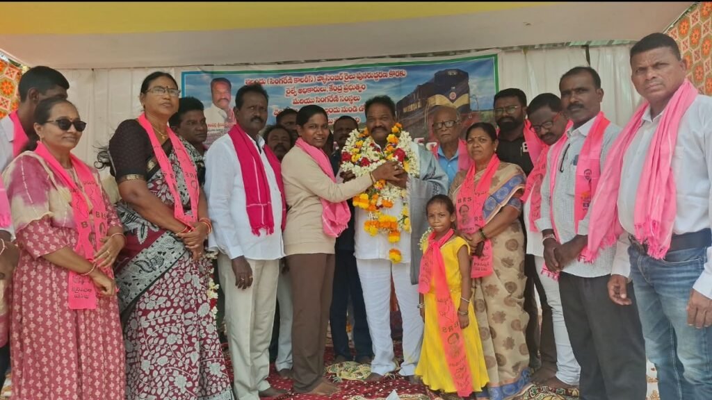 ఇల్లందు ప్యాసింజర్ రైలు పునరుద్ధరణ దీక్షకు కౌన్సిలర్ దండు సారయ్య సంపూర్ణ మద్దతు