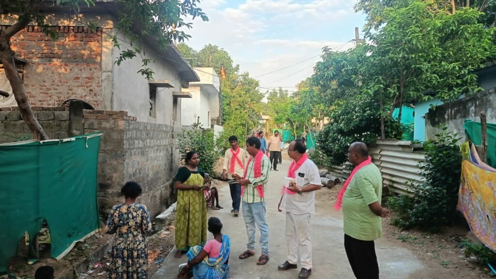 అధికార పార్టీ 6 గ్యారంటీ మోసాలపై ఇంటింటికి తిరిగి బాకీ కార్డుల పంపిణీ
