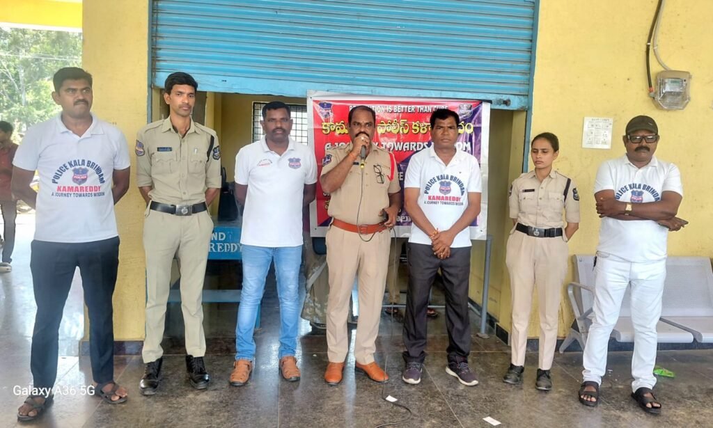 ఎల్లారెడ్డి బస్టాండ్ ఆవరణలో గంజాయి డ్రగ్స్ మాదక ద్రవ్యాలు సేవించడంపై  మైనర్ డ్రైవింగ్ పట్ల యువతకు కౌన్సిలింగ్