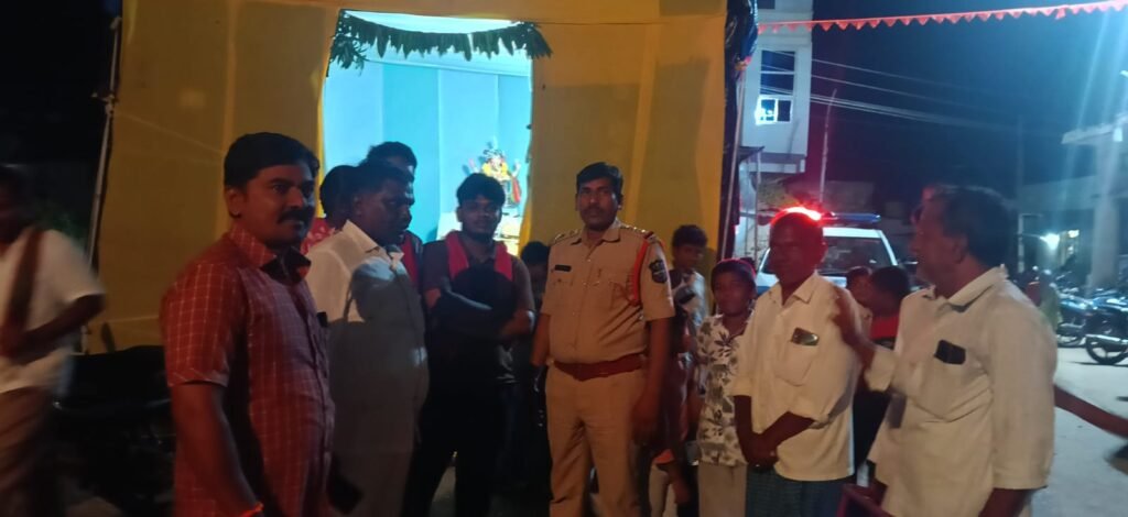 ఎల్లారెడ్డి బస్టాండ్ ఆవరణలో గంజాయి డ్రగ్స్ మాదక ద్రవ్యాలు సేవించడంపై  మైనర్ డ్రైవింగ్ పట్ల యువతకు కౌన్సిలింగ్