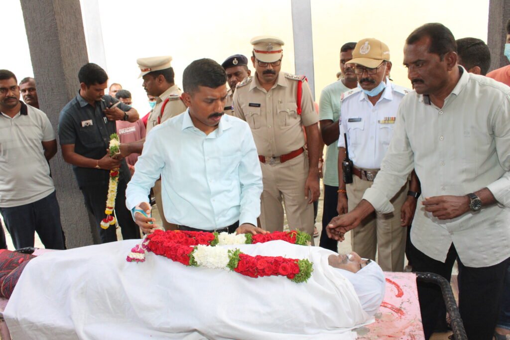ప్రమాదవశాత్తు తుపాకి పేలి ఆర్ఐ మృతి