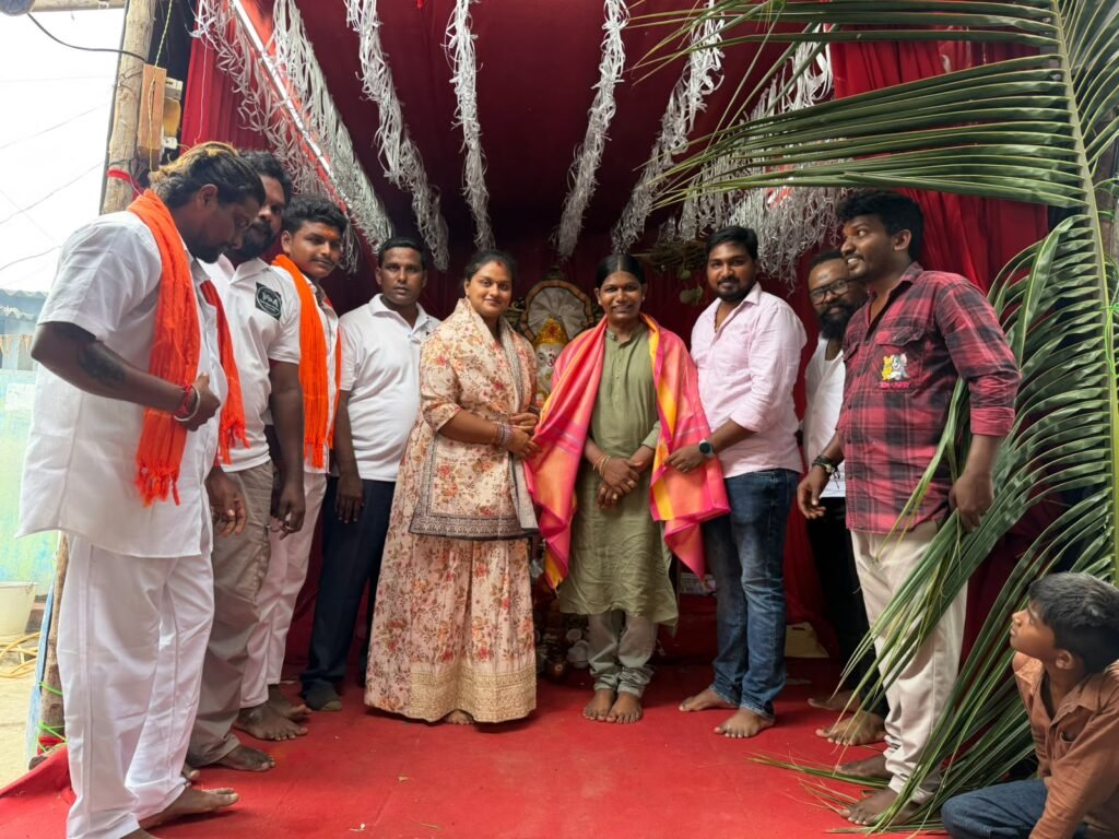 నవరాత్రి ఉత్సవాల్లో కౌన్సిలర్ దండు సారయ్య సేవా నిరతి.. పలు వార్డుల్లో అన్నదాన కార్యక్రమాలకు శ్రీకారం