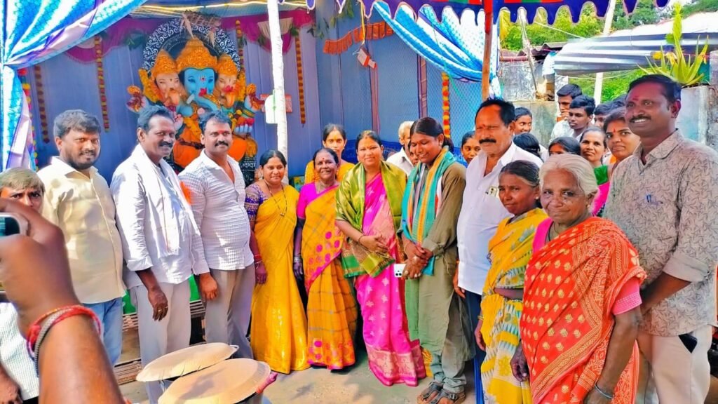 21వ వార్డు సిద్ధి వినాయక మండపంలో అన్నప్రసాద కార్యక్రమం.. పాల్గొన్న మాజీ ఎమ్మెల్యే హరిప్రియా నాయక్