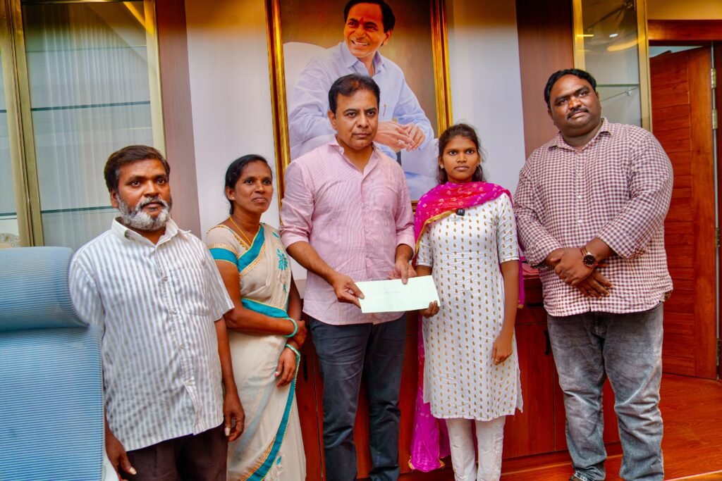 వైద్య విద్యార్థిని అకీరాకు కేటీఆర్ ఆర్థిక భరోసా