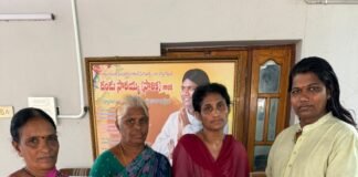 క్యాన్సర్ బాధితురాలికి కౌన్సిలర్ దండు సారయ్య కొండంత అండ: రూ.10 వేల ఆర్థిక సాయం అందజేత