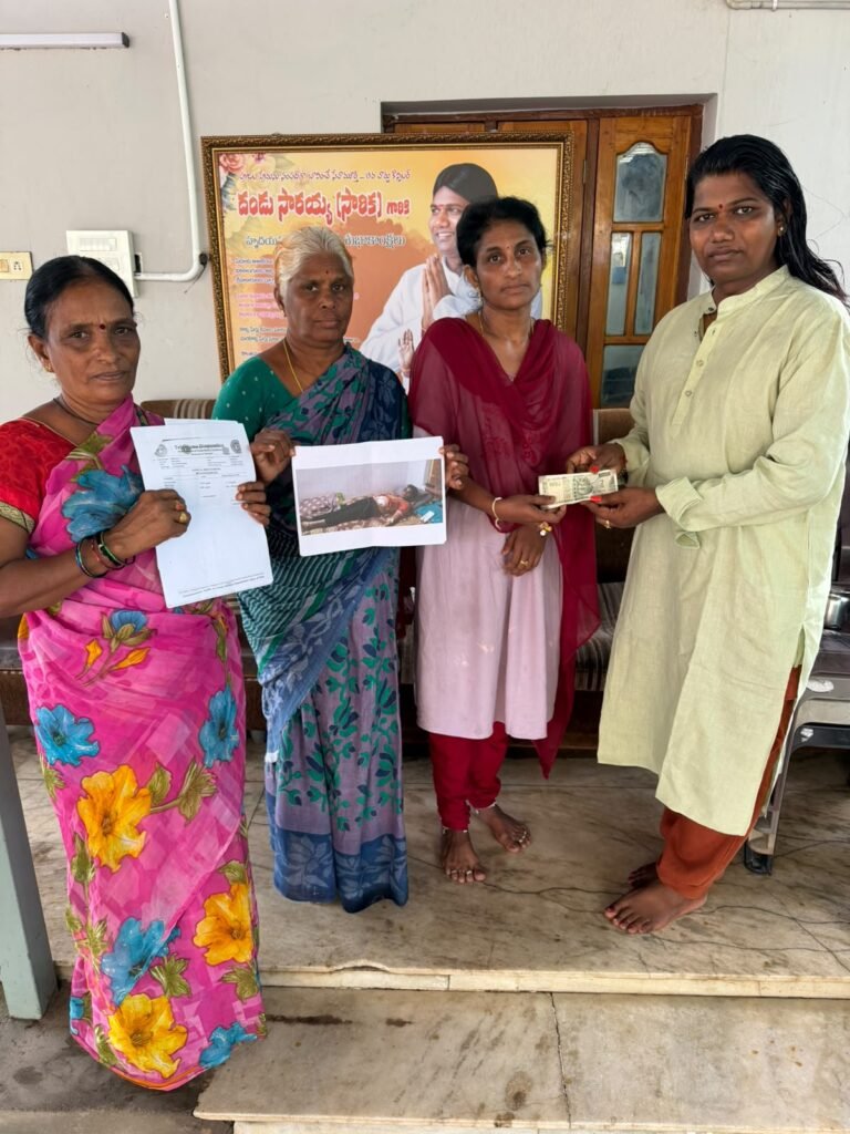 క్యాన్సర్ బాధితురాలికి కౌన్సిలర్ దండు సారయ్య కొండంత అండ: రూ.10 వేల ఆర్థిక సాయం అందజేత