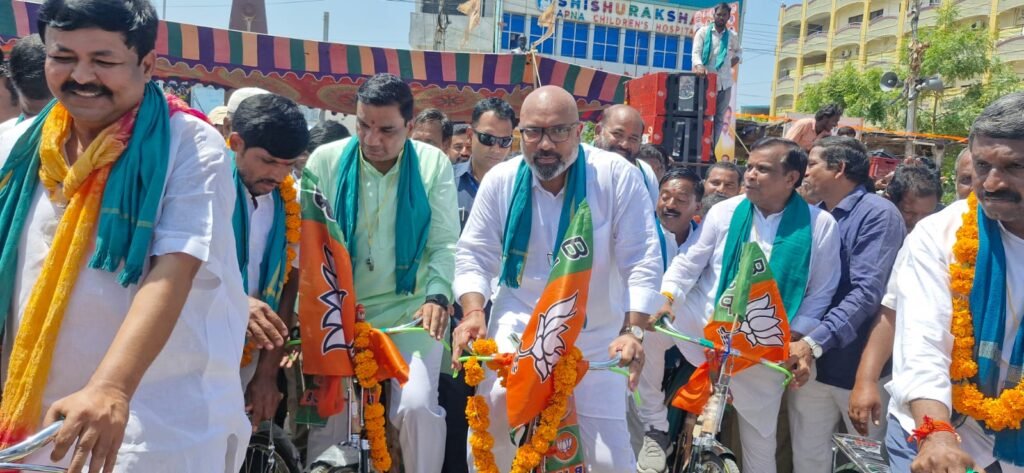 రైతుల హామీల అమలుకు బీజేపీ కిసాన్ మోర్చా సైకిల్ యాత్ర