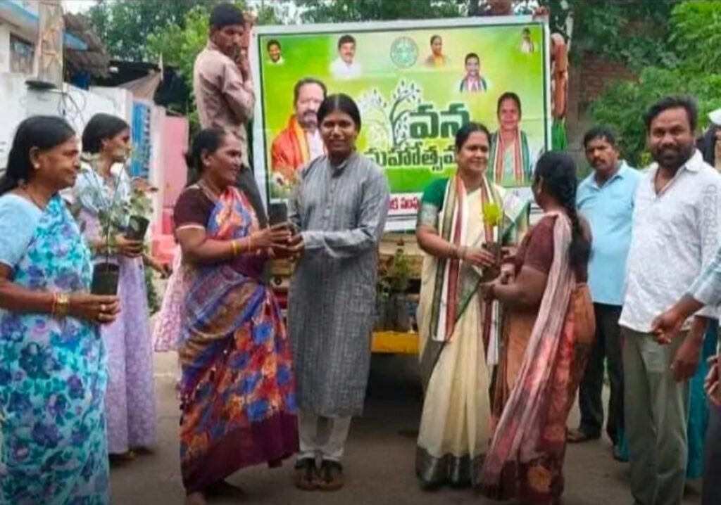 ఆర్ఆర్ కాలనీలో మొక్కల పంపిణీ: పిలుపునిచ్చిన కౌన్సిలర్ దండు సారయ్య