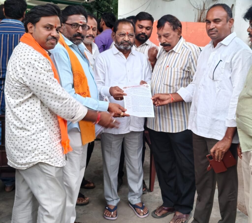 ఇల్లందు ఎమ్మెల్యే కోరం కనకయ్యకు వీహెచ్‌పీ, భజరంగ్ దళ్ వినతిపత్రం సమర్పణ