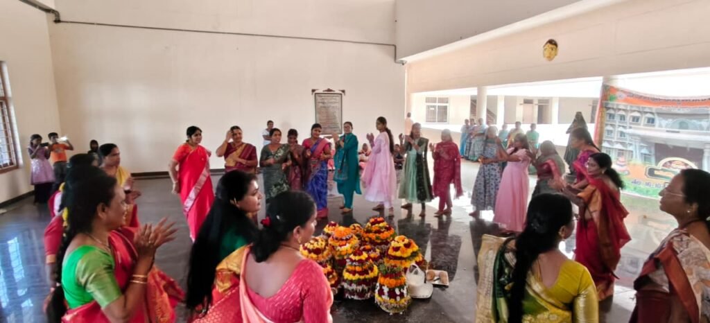ఘనంగా సురవరం ప్రతాపరెడ్డి తెలుగు యూనివర్సిటీలో బతుకమ్మ వేడుకలు