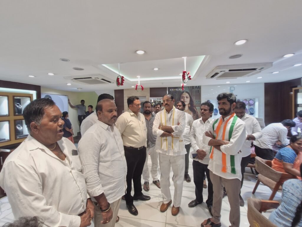 జోస్ అలుక్కాస్ 13వ వార్షికోత్సవ వేడుకల్లో పాల్గొని శుభాకాంక్షలు తెలిపిన బండి రమేష్.