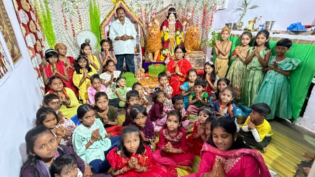 ప్రజలందరూ ఆయురారోగ్యాలతో, సిరిసంపదలతో వర్ధిల్లాలని దుర్గామాతను ప్రార్థించిన కౌన్సిలర్ సోనీ సుదర్శన్ కోరి దంపతులు