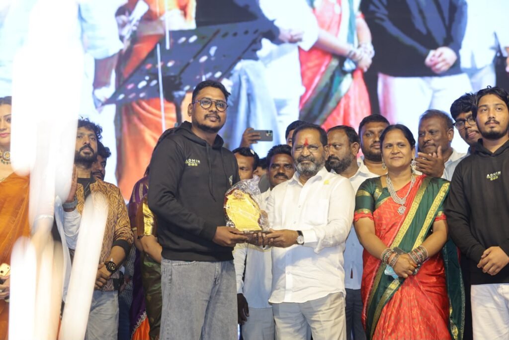 ఇల్లందు వైభవాన్ని విశ్వవ్యాప్తం చేస్తున్న యువత: ‘బెస్ట్ ఇన్‌ఫ్లుయెన్సర్’గా సెనిగరపు సుజిత్‌కుమార్